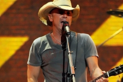 Kenny_Chesney_Life_On_A_Rock_2013